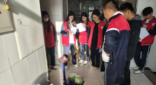 “食堂”变“课堂”增添“育人味道”！EVO真人平台临沂市高级财经学校把(图2)